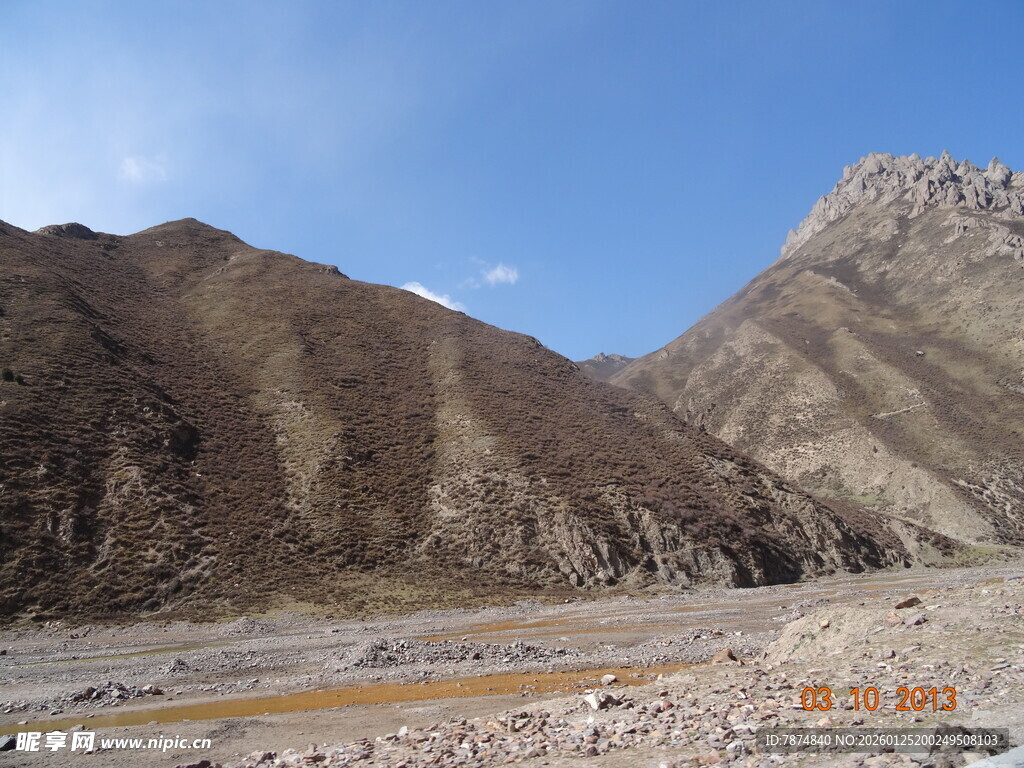 壮丽山景下的开阔地貌