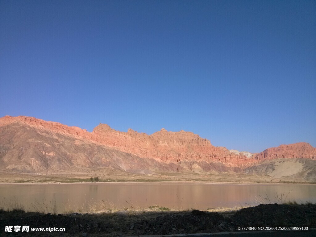夕阳下的壮丽山脉景色