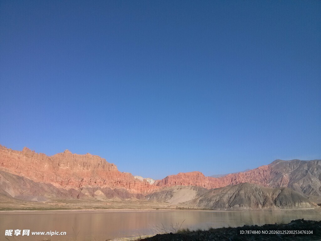 壮丽山景与蓝天