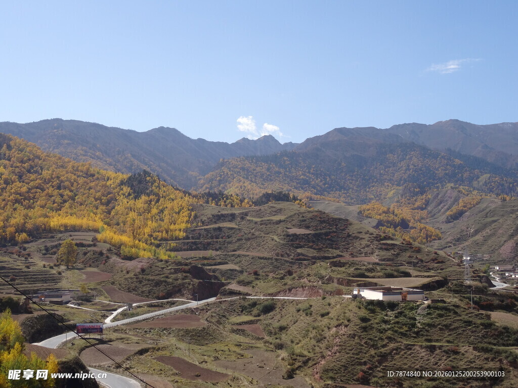 秋日山间村落美景