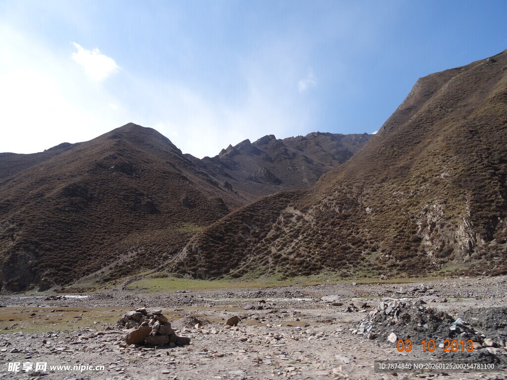 山间旷野的荒凉景致