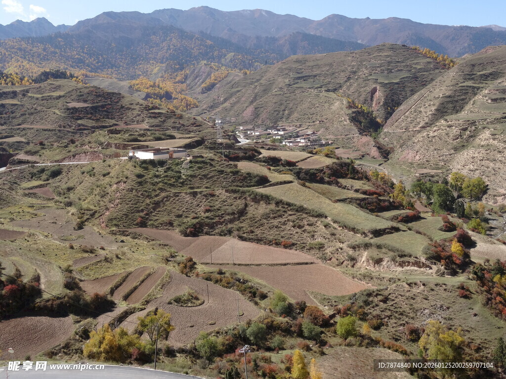 山间梯田村落秋日景致