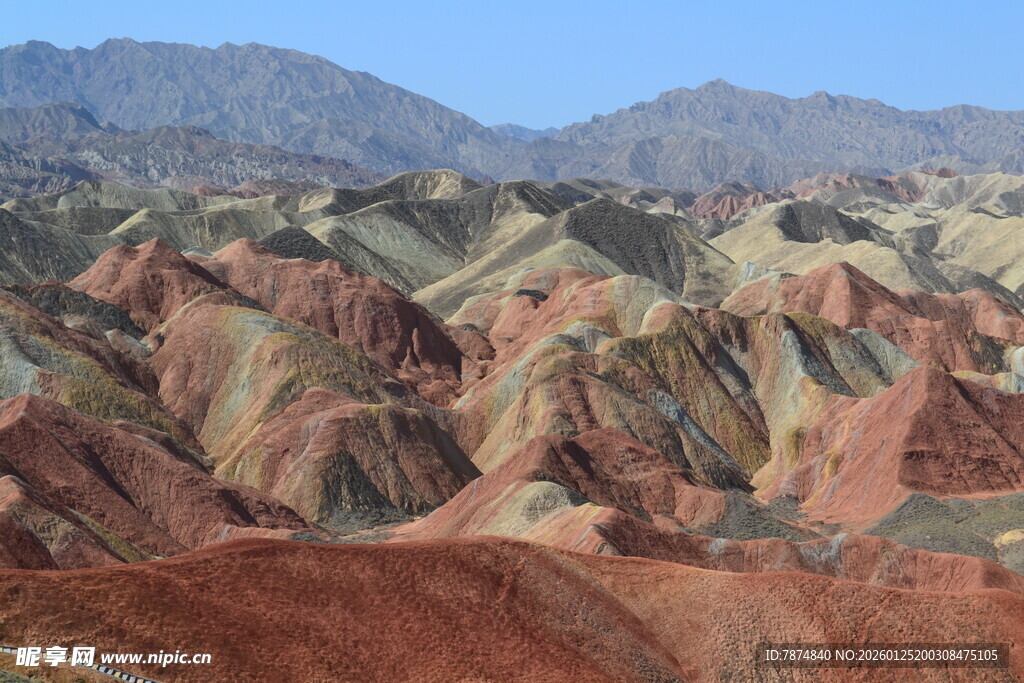 七彩山峦壮美景观