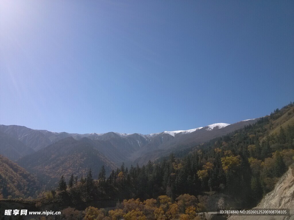秋日山间美景