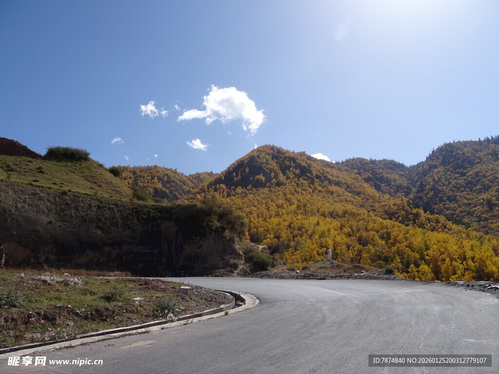 秋日山间蜿蜒公路美景