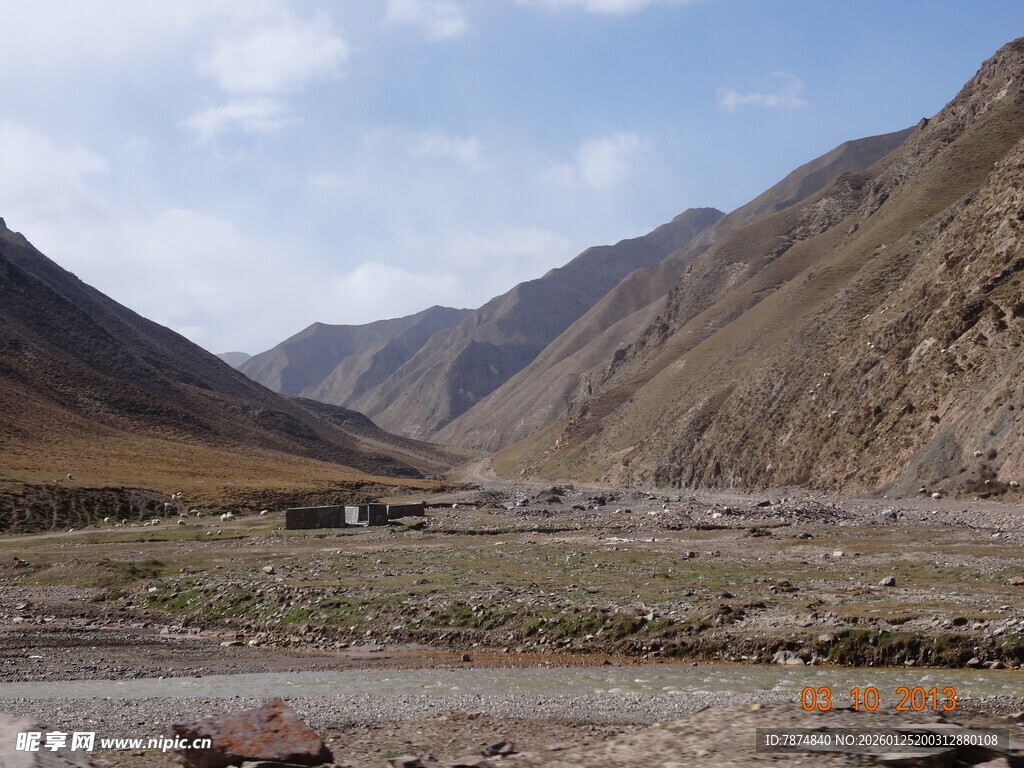 山间开阔谷地风景