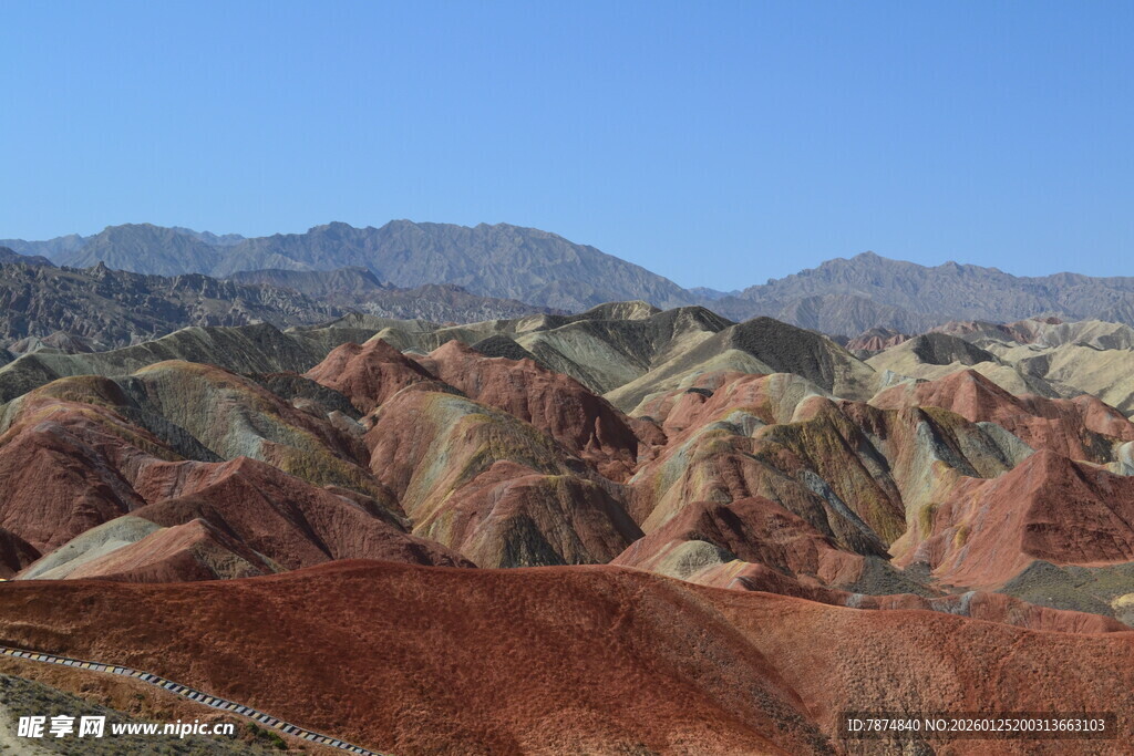 七彩斑斓的壮丽丹霞地貌