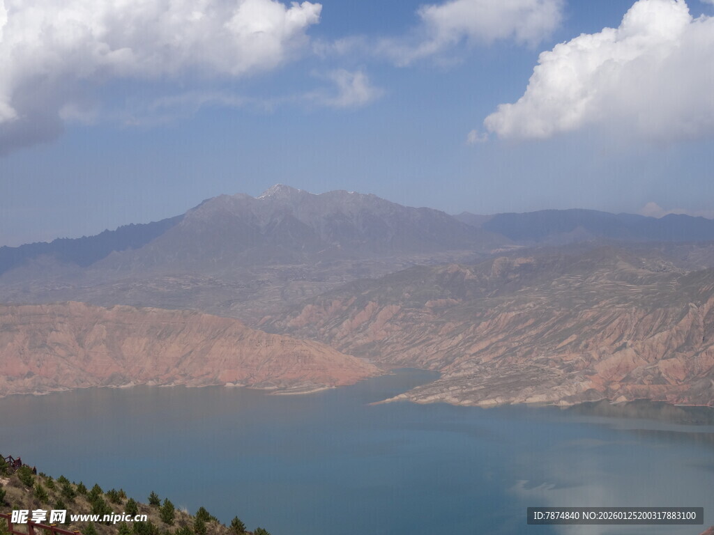 高山下的宁静蓝色湖泊