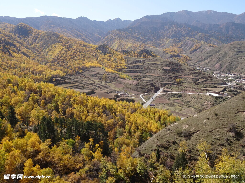 秋日山间绚烂景色