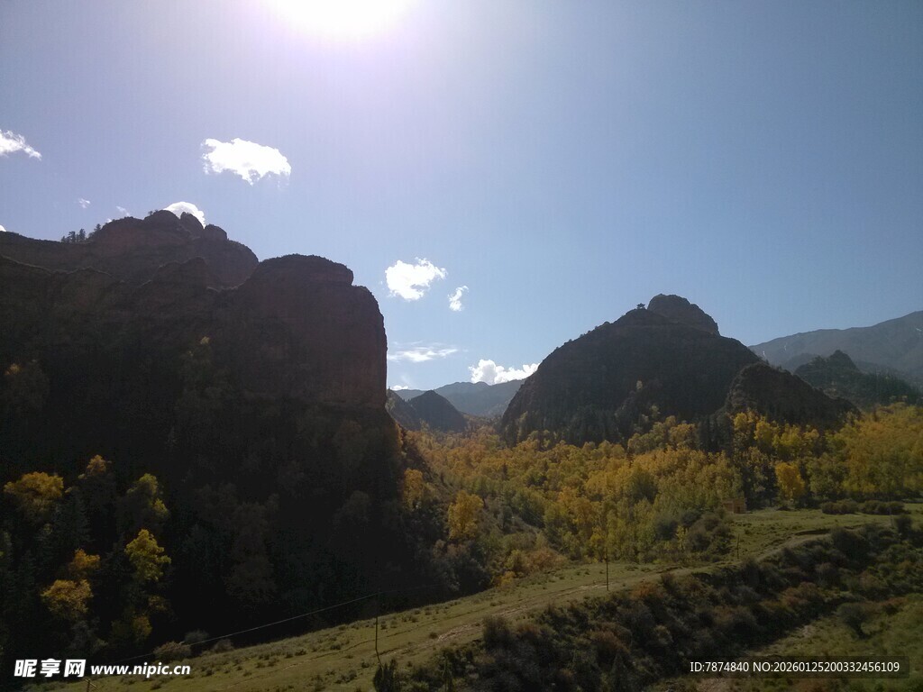 山间美景 阳光照耀秋色