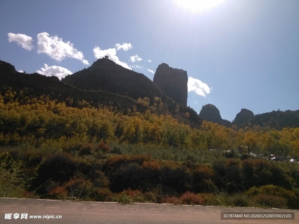 山间美景 阳光照耀的壮丽风光
