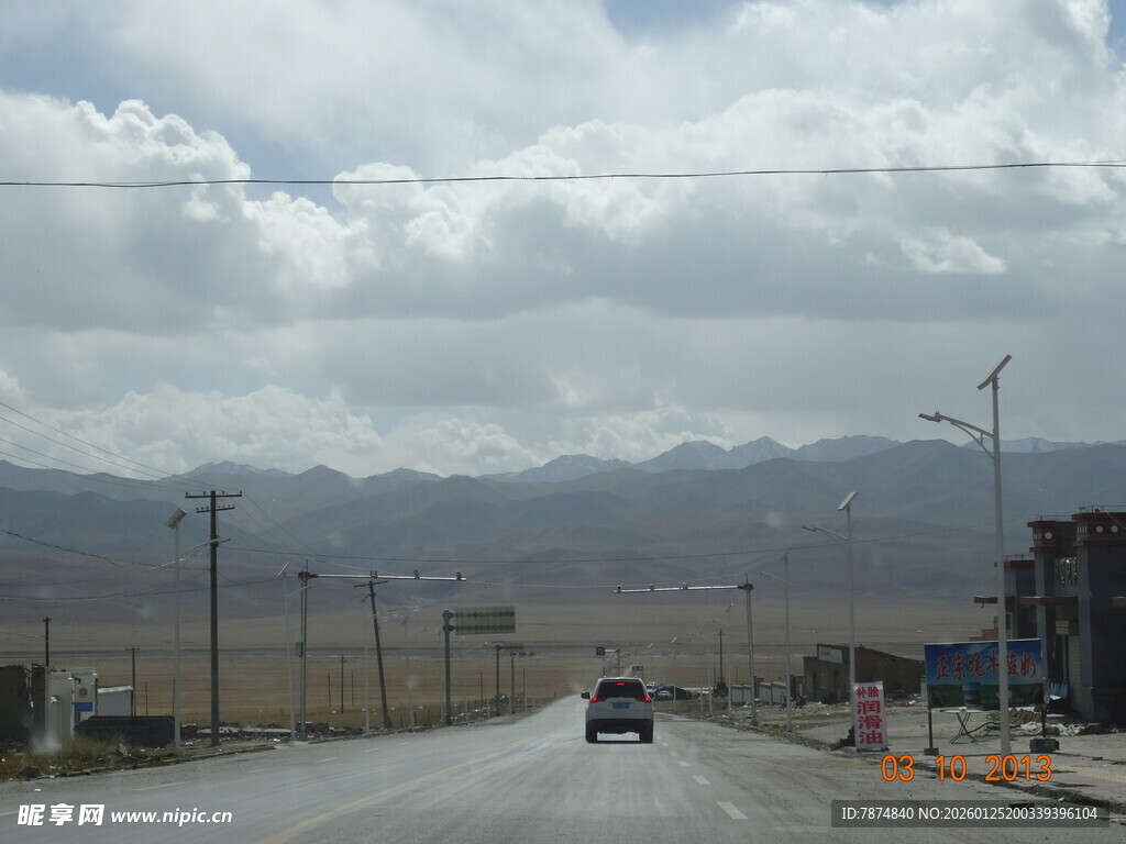 公路上行驶的汽车与远山