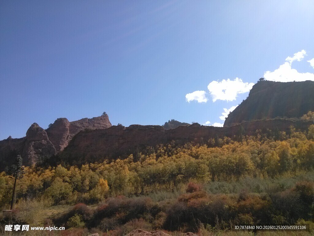 山间秋景 阳光照耀的绚烂