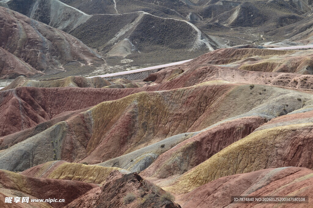 七彩斑斓的壮丽丹霞地貌