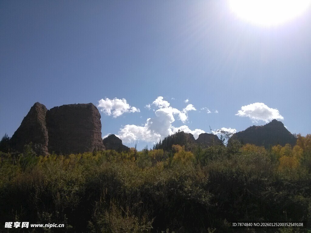 阳光下的野外古老建筑