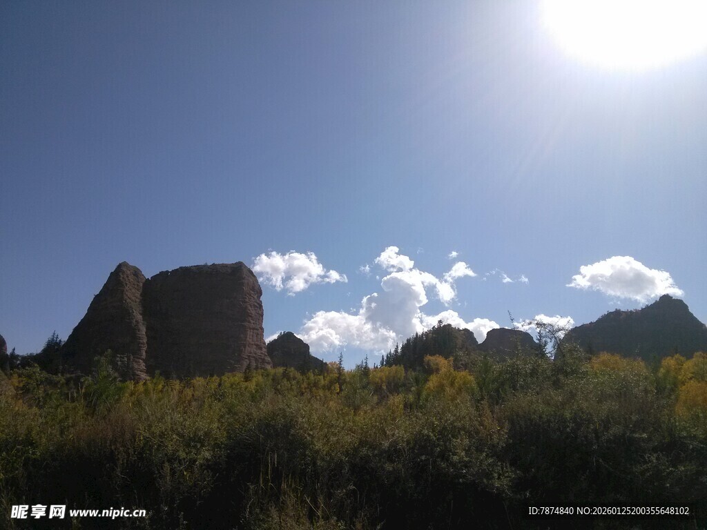 阳光下的山野岩石景观