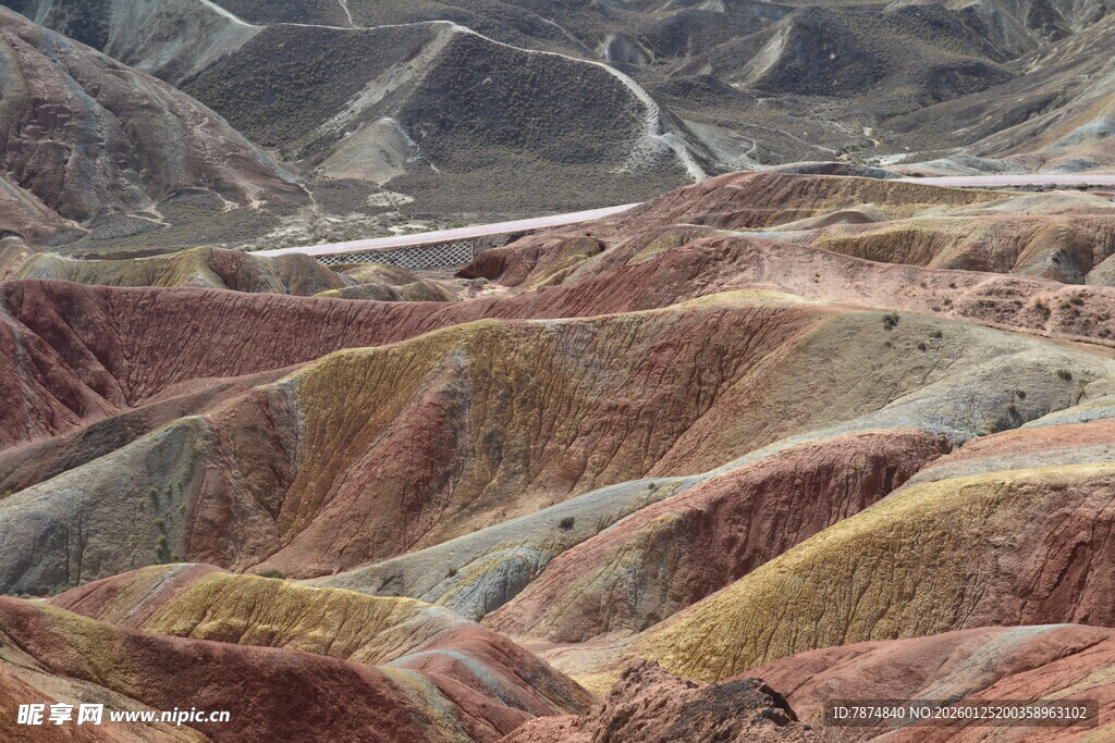 七彩斑斓的壮丽山川景观