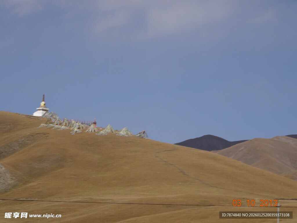 山丘上的白色建筑景观