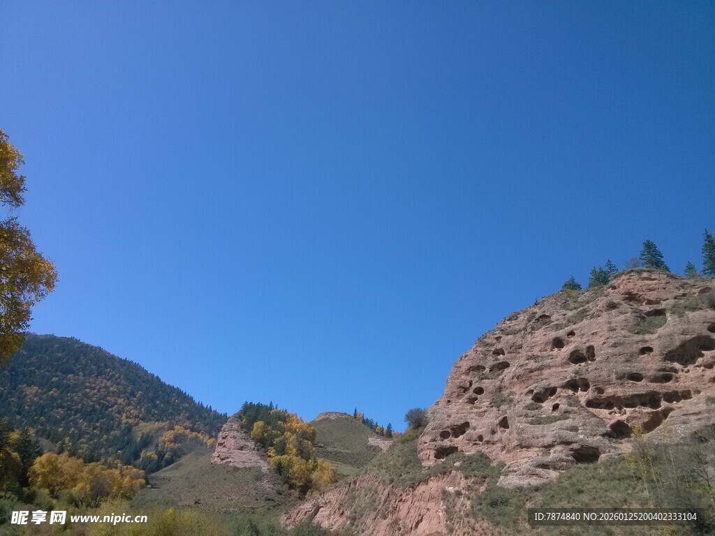 蓝天映衬下的壮美山峦