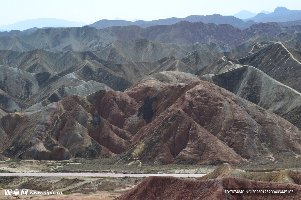 七彩斑斓的壮丽丹霞地貌