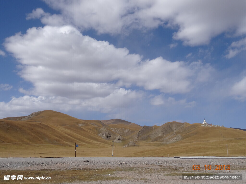 蓝天白云下的壮美山地景观
