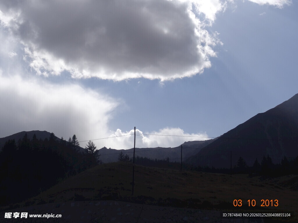 山间云景与输电塔