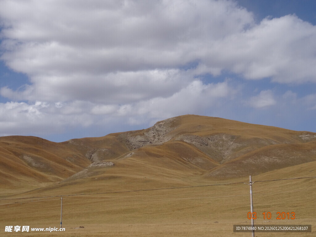 广袤山丘与蓝天白云景观