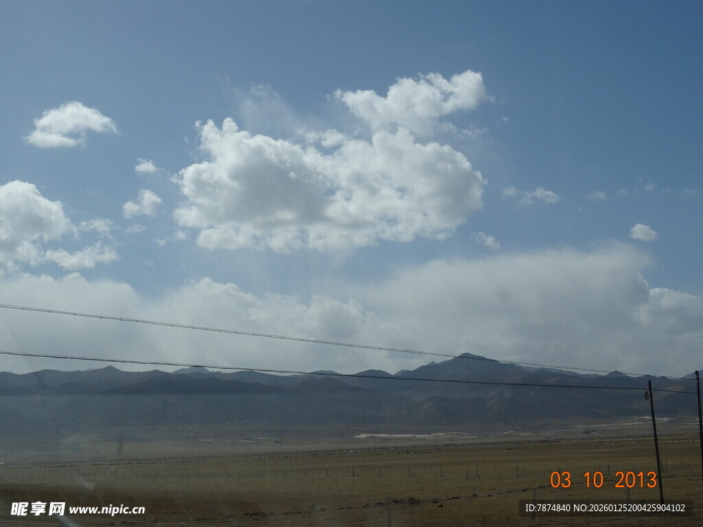 辽阔草原与远山蓝天