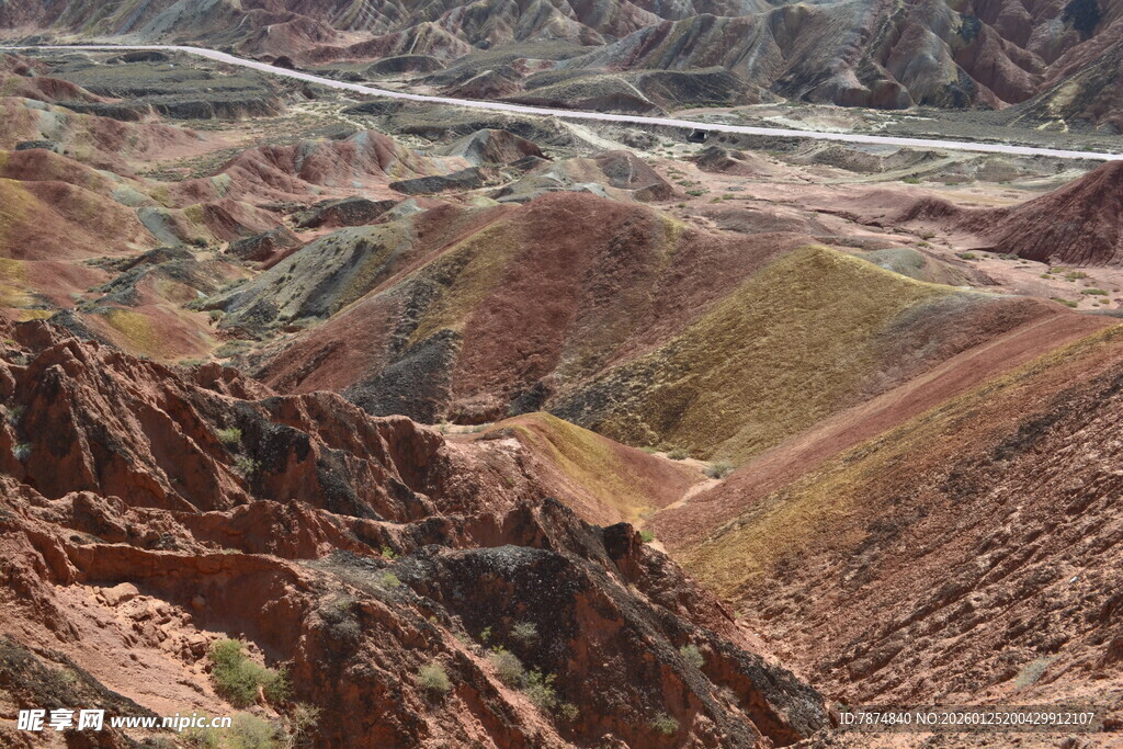 七彩斑斓的壮丽山地景观