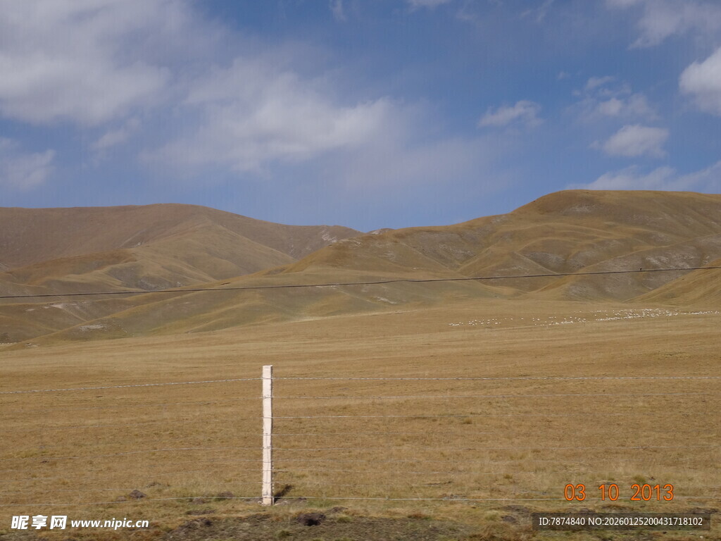 旷野中的白色标志杆