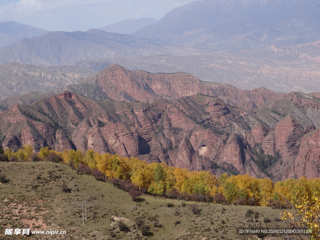 壮丽山景与秋日植被