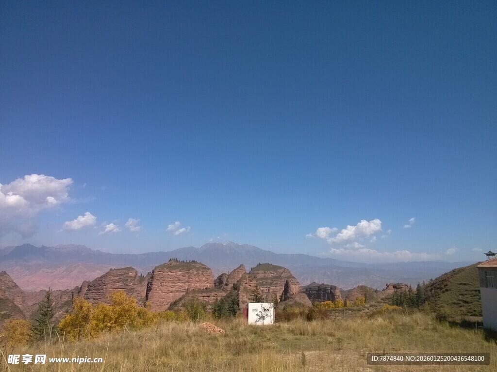 山间美景 小屋静立