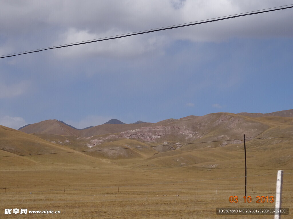 广袤荒原与远山景色