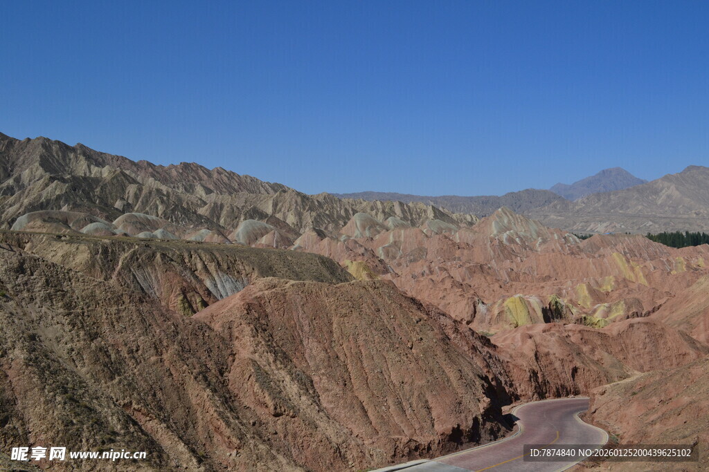蜿蜒公路穿行于壮美山峦