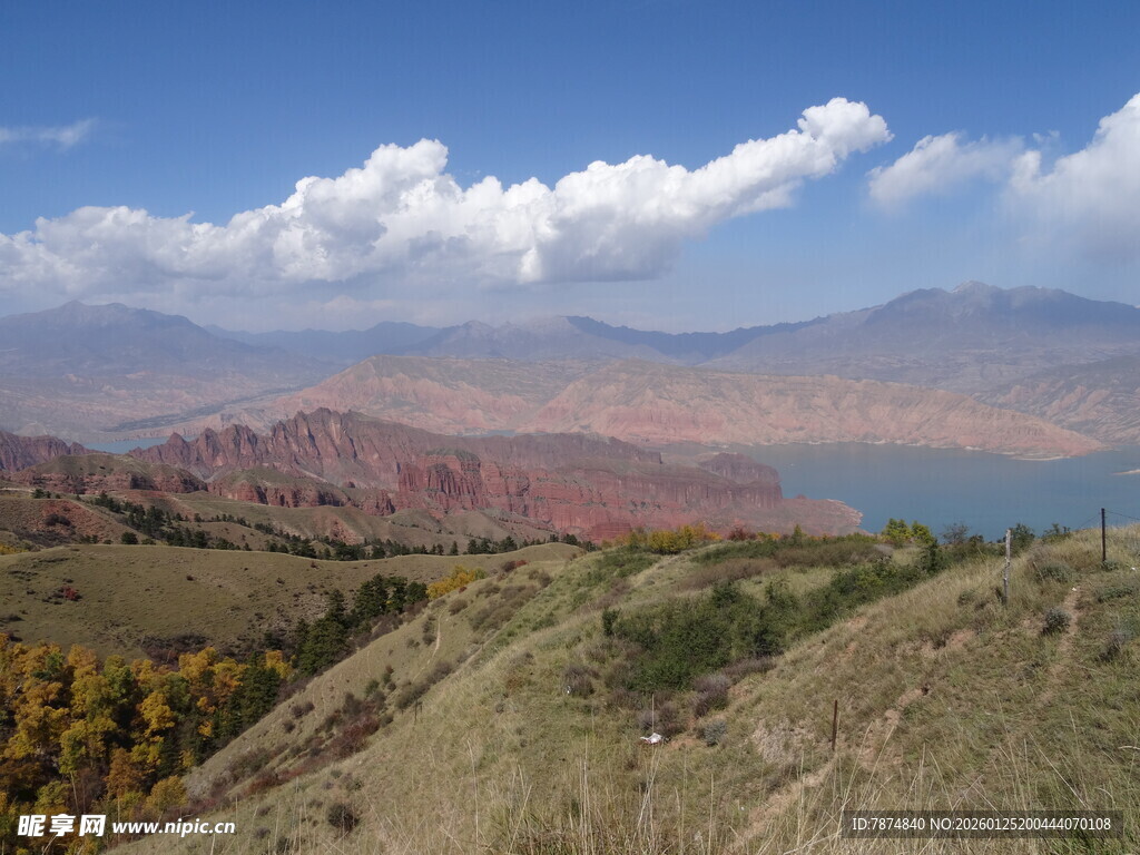 秋日山间湖泊壮丽风光