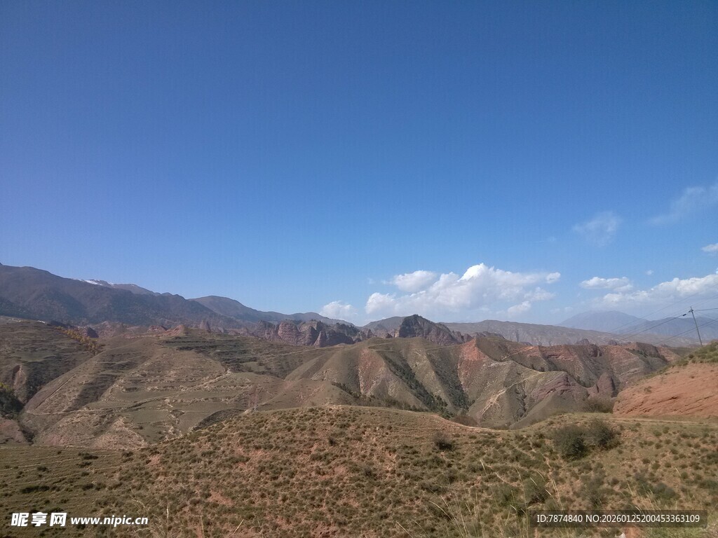 壮丽山景 蓝天白云相伴