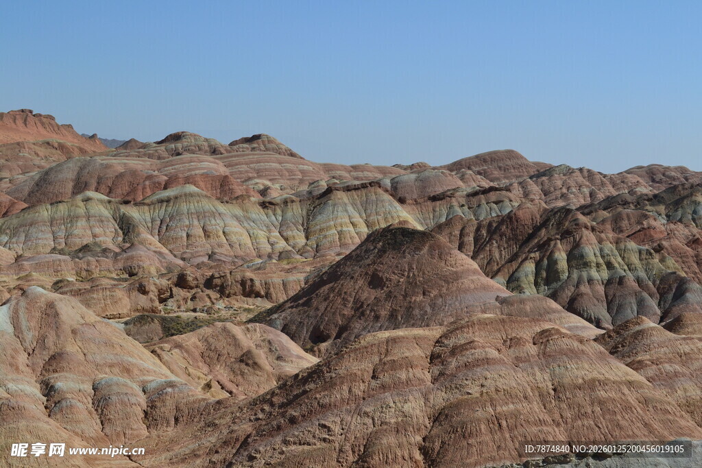 五彩斑斓的奇特山丘景观