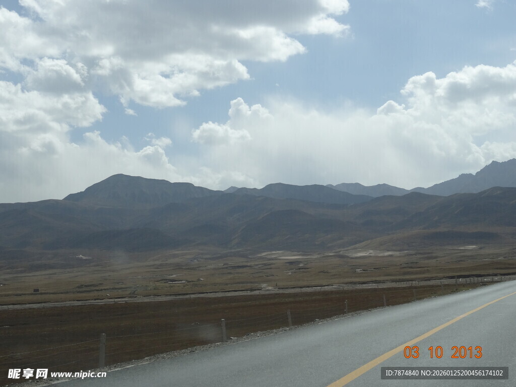 公路伸向远方的壮美风景