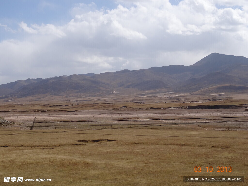 广袤草原与远处山峦风景