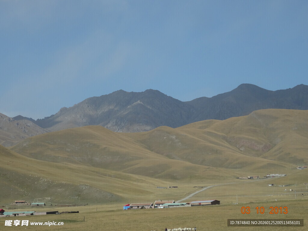 广袤山地间的多彩营地