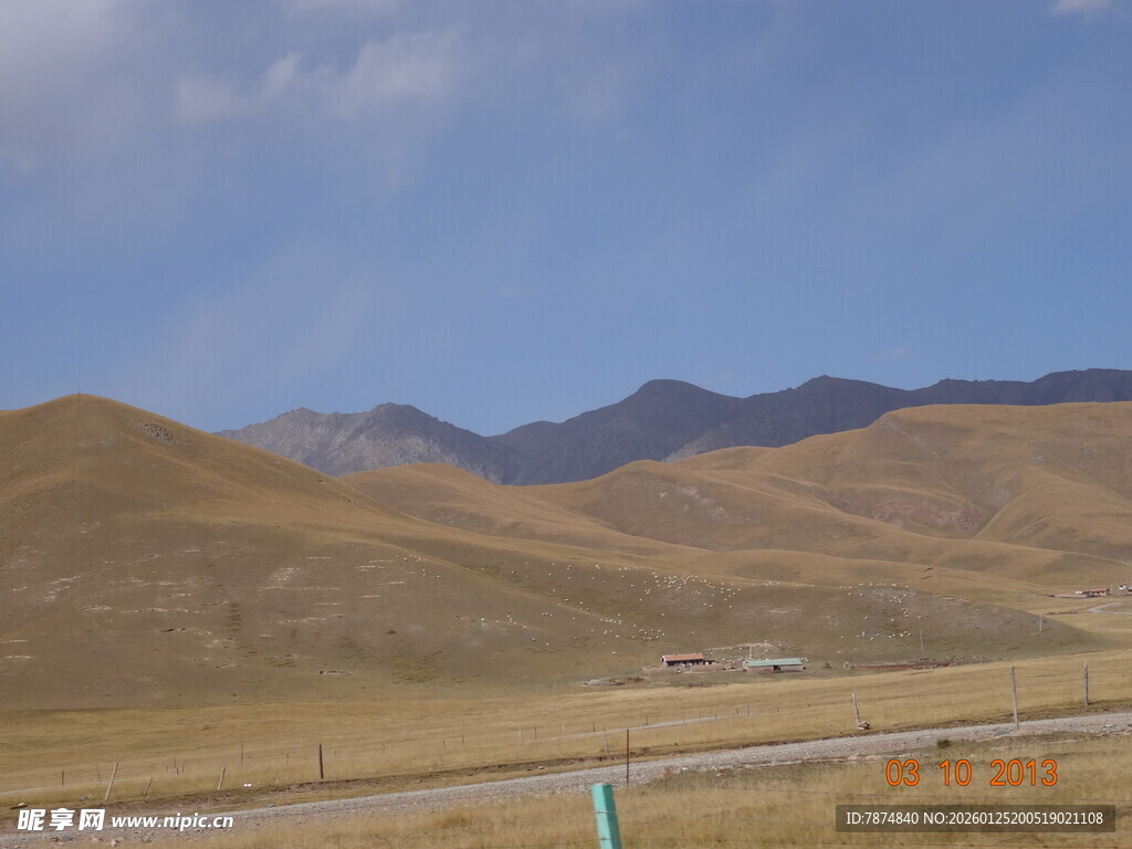 广袤荒原上的壮丽山脉