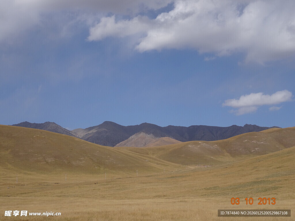 广袤荒原与远山蓝天