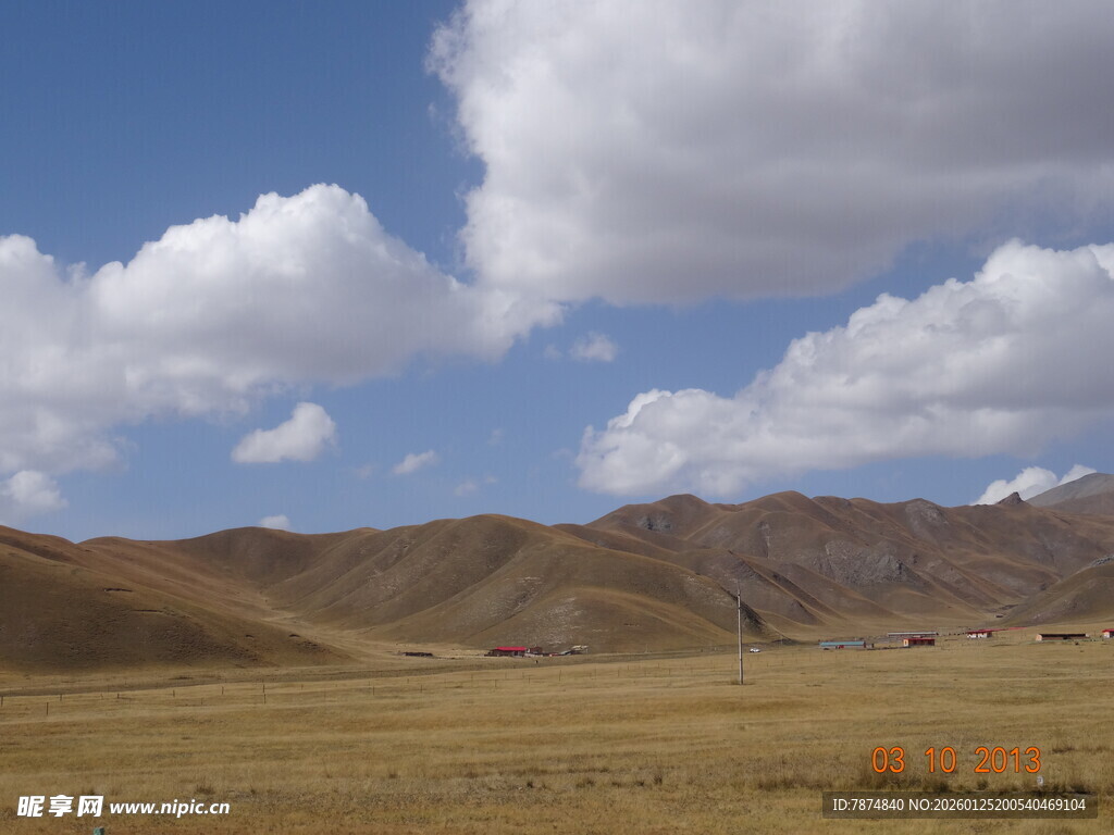 草原山丘上的蓝天白云