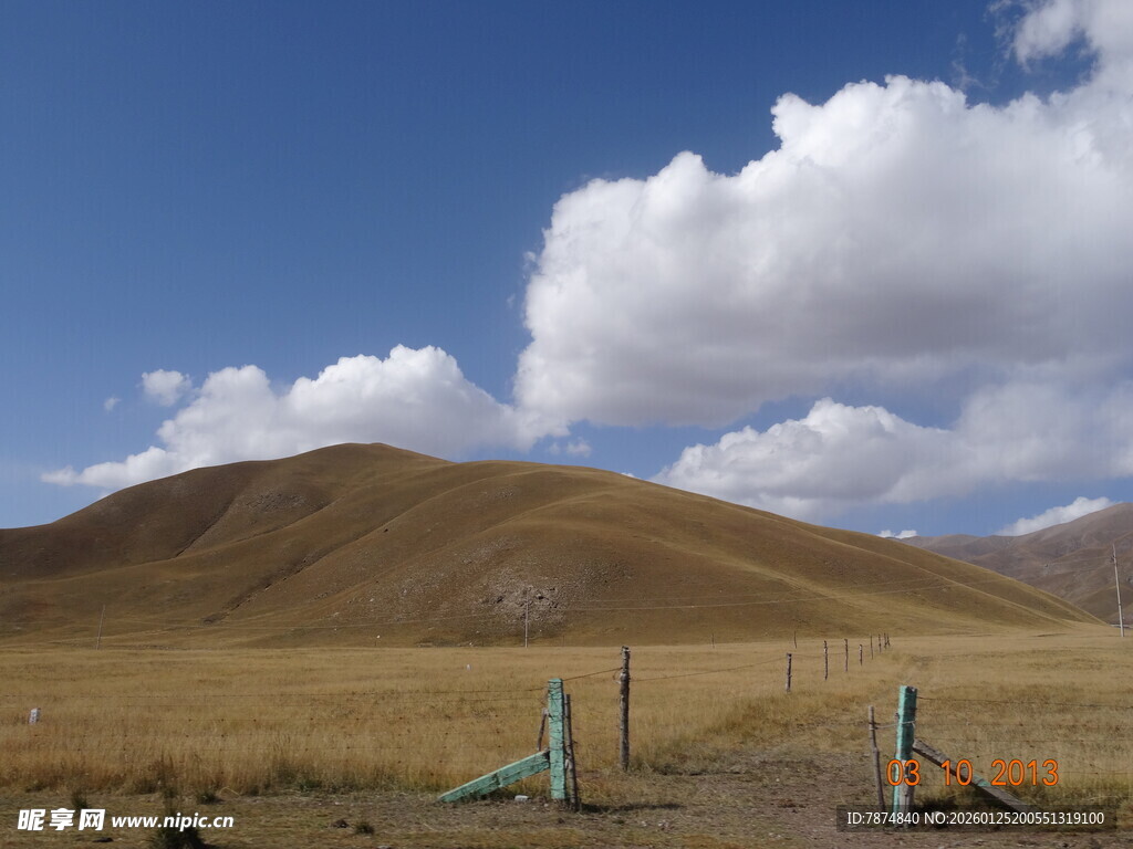 草原山丘间的开阔风景