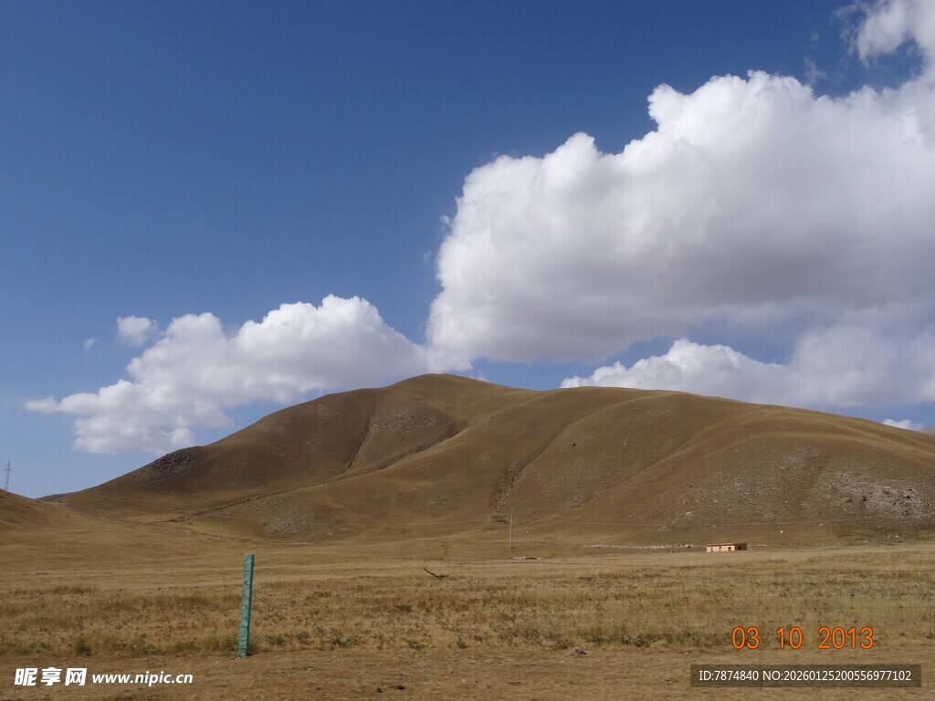 广袤旷野中的山丘与白云