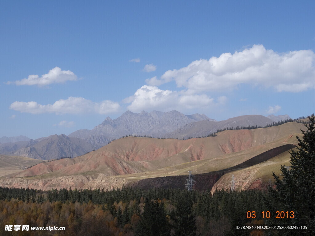 壮丽山景与蓝天绿树