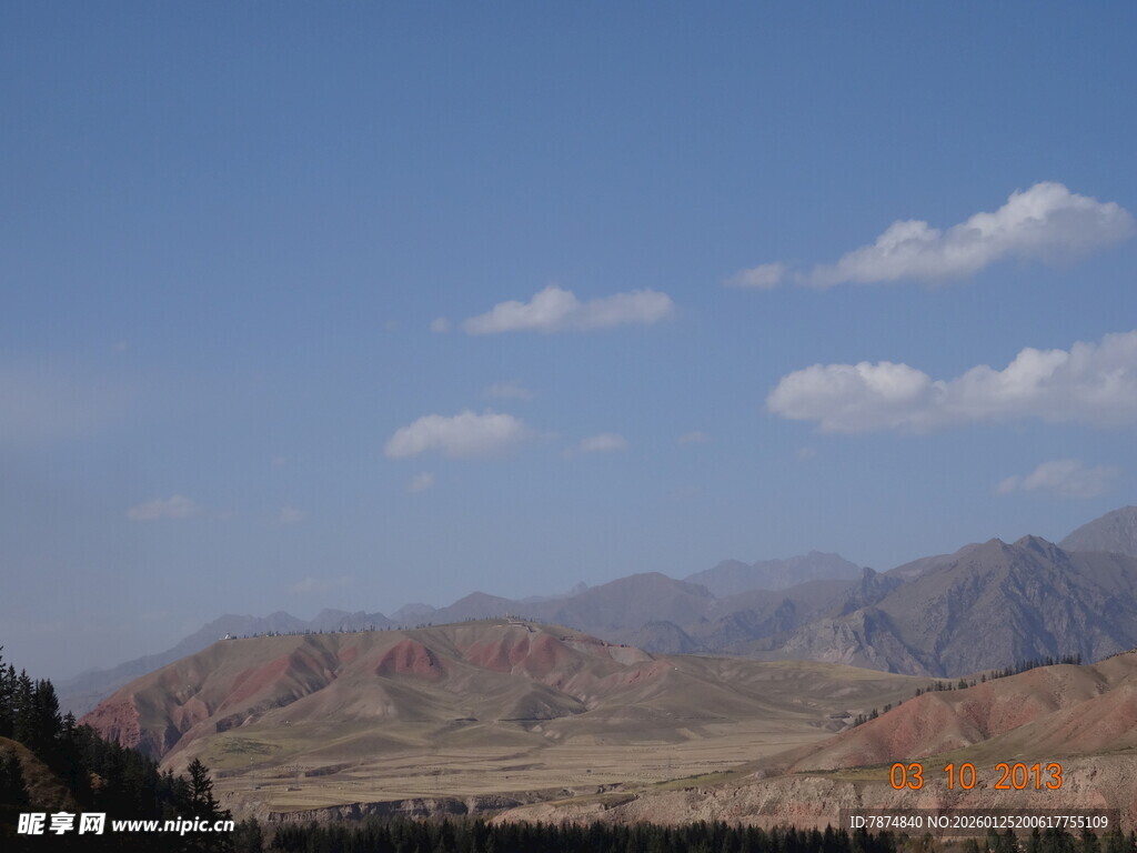 壮丽山景 蓝天白云相伴
