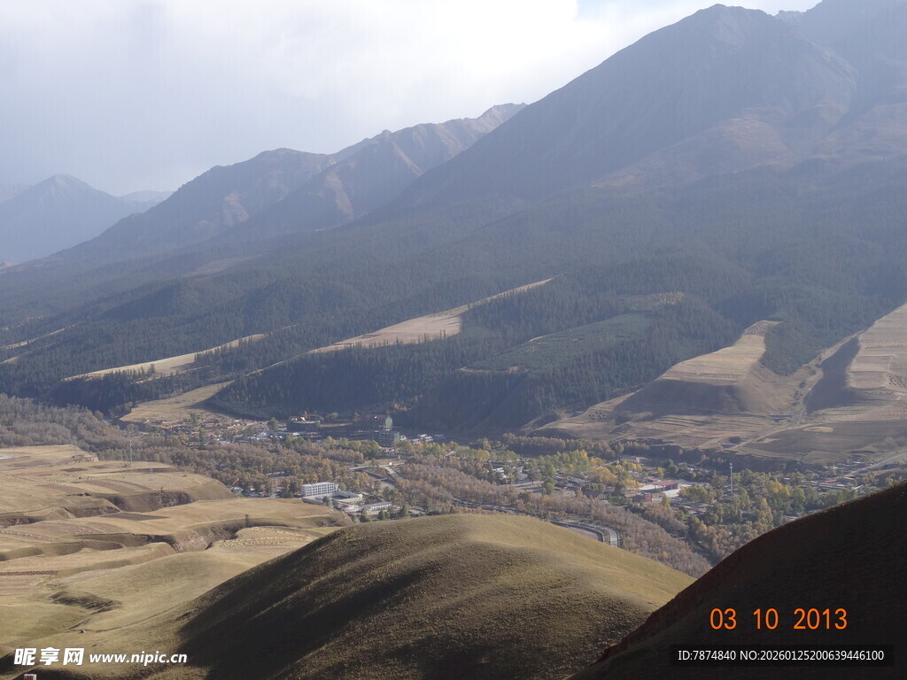 山间村落 广袤田野与远山