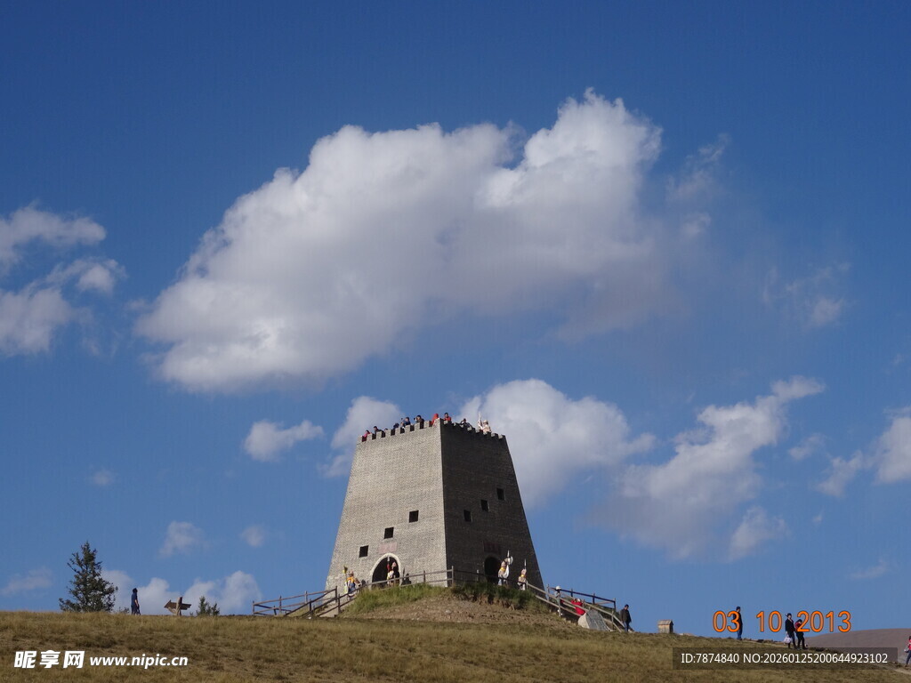 草原上的古老石砌建筑