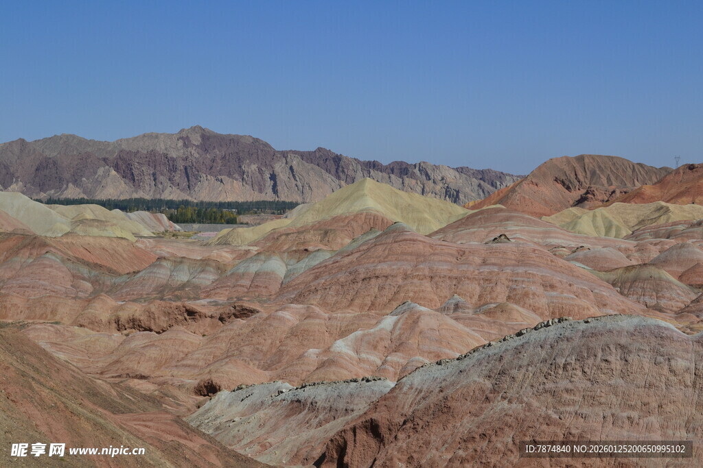七彩斑斓的壮丽丹霞地貌